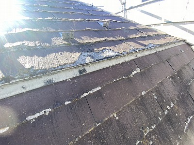 劣化して剥がれだしている屋根材